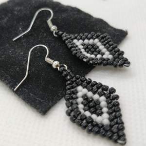 Handgjorda örhängen med svartvita pärlor. 🌼☠️
