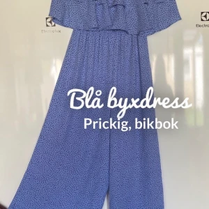Blå byxdress bikbok  - En blå prickig byx dress utan ärmar från bikbok, använd en gång så nyskick. Strl xs, frakten ingår 🦋den har vida ben 