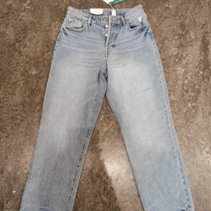 Straight high waist ankle lenght EUR 36 (h&m)  - Använda en gång då jag testa dem å dem inte passa har bara legat i garderoben sen dess, pris lapp å så är kvar, kostade 299kr säljer dem för 150kr, vill du lägga mer pengar på byxorna så går du före, 