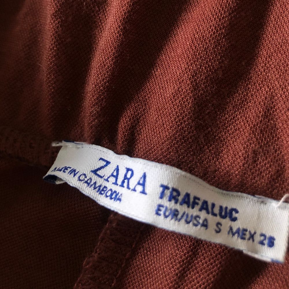 Mjuka, breda byxor från ZARA i stl S, bra passform. Sitter åt i midjan och hänger fint i benen.💕 Går att hämtas i Linköping eller skickas på posten (köparen står för frakt - 63kr) Skriv om du har frågor eller vill köpa byxorna🤍. Jeans & Byxor.