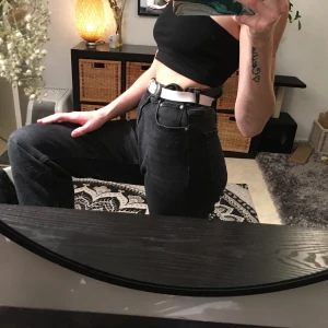 Stora jeans från Gina  - Skit snygga jeans från Gina använda att fåtal gånger då jag börja träna för ett år sen o sen dess har de ej passat mig😕 för mer bilder eller frågor skriv 💞buda högst! Inte under 100 och står inte för frakten💞