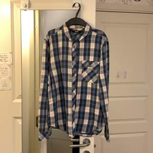 En blå flanellskjorta från bikbok. Använd sparsamt och i mycket bra skick. Blå knappar och bröstficka på vänster sida. 