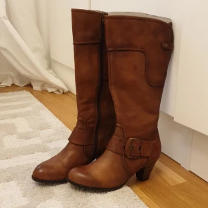 DAMSTÖVLAR NYSKICK!  - Damstövlar helt i nyskick, aldrig använda!! Nypris 599 kr. Varför inte anamma höstens fina färger med dessa boots tillsammans med en snygg höstkappa?! 🍁🍂 