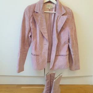 Outfit skor och kappa ALLT OANVÄNT!  - Säljer dessa plagg tillsammans med ett paketpris. Plaggen är helt oanvända. Skorna har endast provats inomhus. Både jackan och stövlarna är i mockamaterial med "laxrosa" färg. Jackan har storlek 38 och skorna storlek 40. 