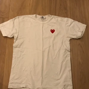 CDG play t-shirt - Bra skick inga fläckar etc. Bara general wear 8/10 storlek L sitter mer som en M. 