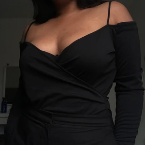 Svart festtopp L - Endast använd en gång, i fint skick! Funkar för både M och L.