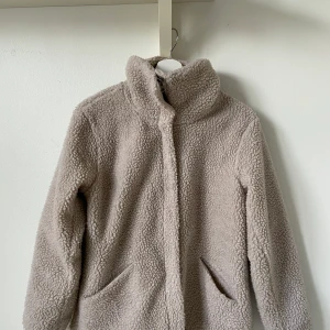 Teddy jacka  - Höstjackan med dragkedja och, bra skick. Passar xs-m. Beige/vit/cream