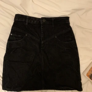 Svart jeans kjol från sandro - Svart jeans kjol från sandro! Knappt använd, gott skick. Om du inte kan mötas står du för frakten❤️ i passformen sitter den bra om du har medium!