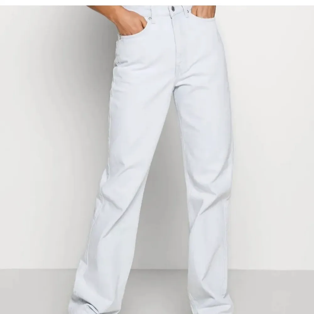 Super fina vita oversized Zara jeans i storlek 34, super fint skick och knappt använda!. Jeans & Byxor.