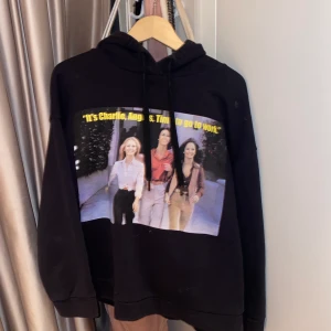 Zara hoodie - En hoodie med tryck från zara, snygg oversize passform. Passar en stl M-L