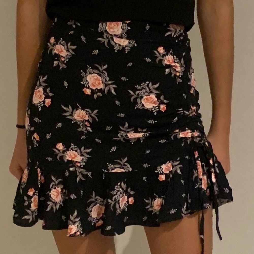 En jättefin blommig kjol från H&M:s märke DIVIDED. I bra skick.. Kjolar.