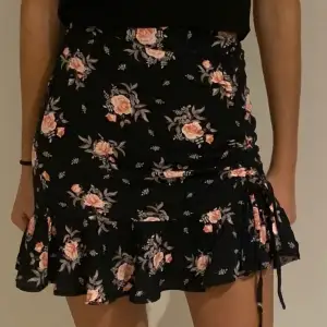 En jättefin blommig kjol från H&M:s märke DIVIDED. I bra skick.