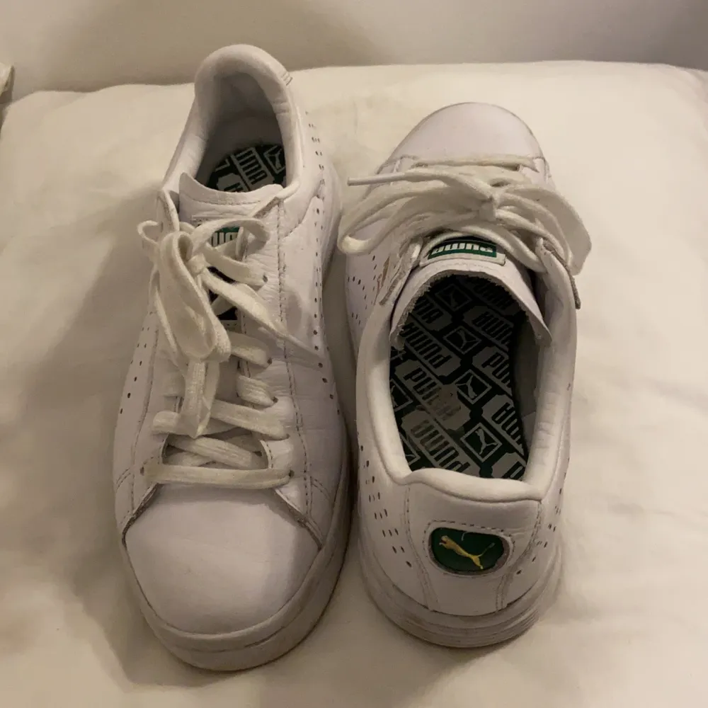 Puma Court Stars! Använda ksk 5 ggr på sin höjd, väldigt enkla å fräscha sneakers som passar till d mesta. Strl. 38. Skor.