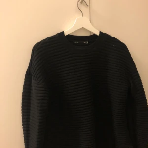 Stickad tröja - Ännu en svart tröja, chockerande!! En tröja som inte kommer till användning längre och kan göra mer nytta hos någon annan. 90 inkl. Frakt ✨