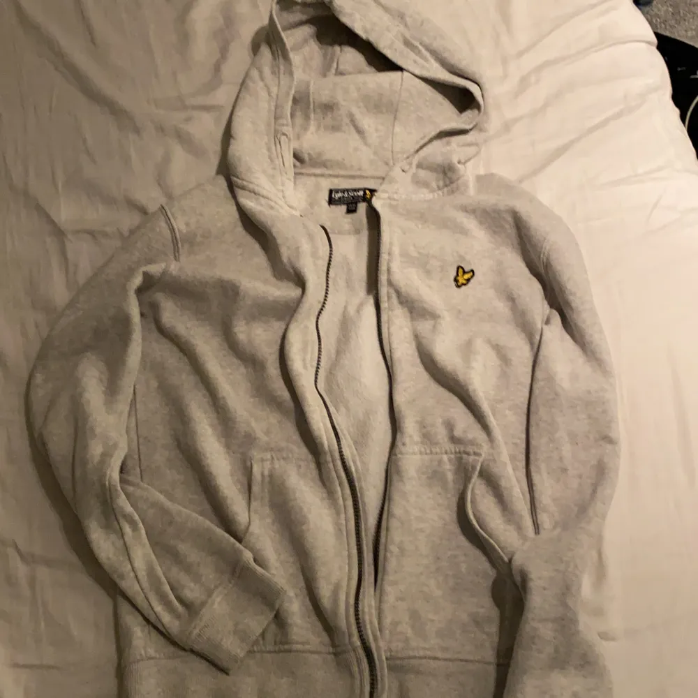 Säljer denna lyle and scott tröjan för 100kr+frakt😊. Hoodies.