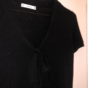 Söt topp - Supersöt topp med knytning från Zara 🤍 storlek M men sitter som S! 