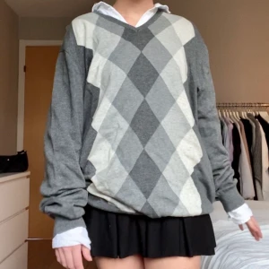 Trendig Argyle Tröja - Jättesnygg trendig argyle tröja ifrån Madison Avenue. Är i storlek XXL men på mig som har S passar den snyggt som oversized. Säljes för 200kr + frakt 💕