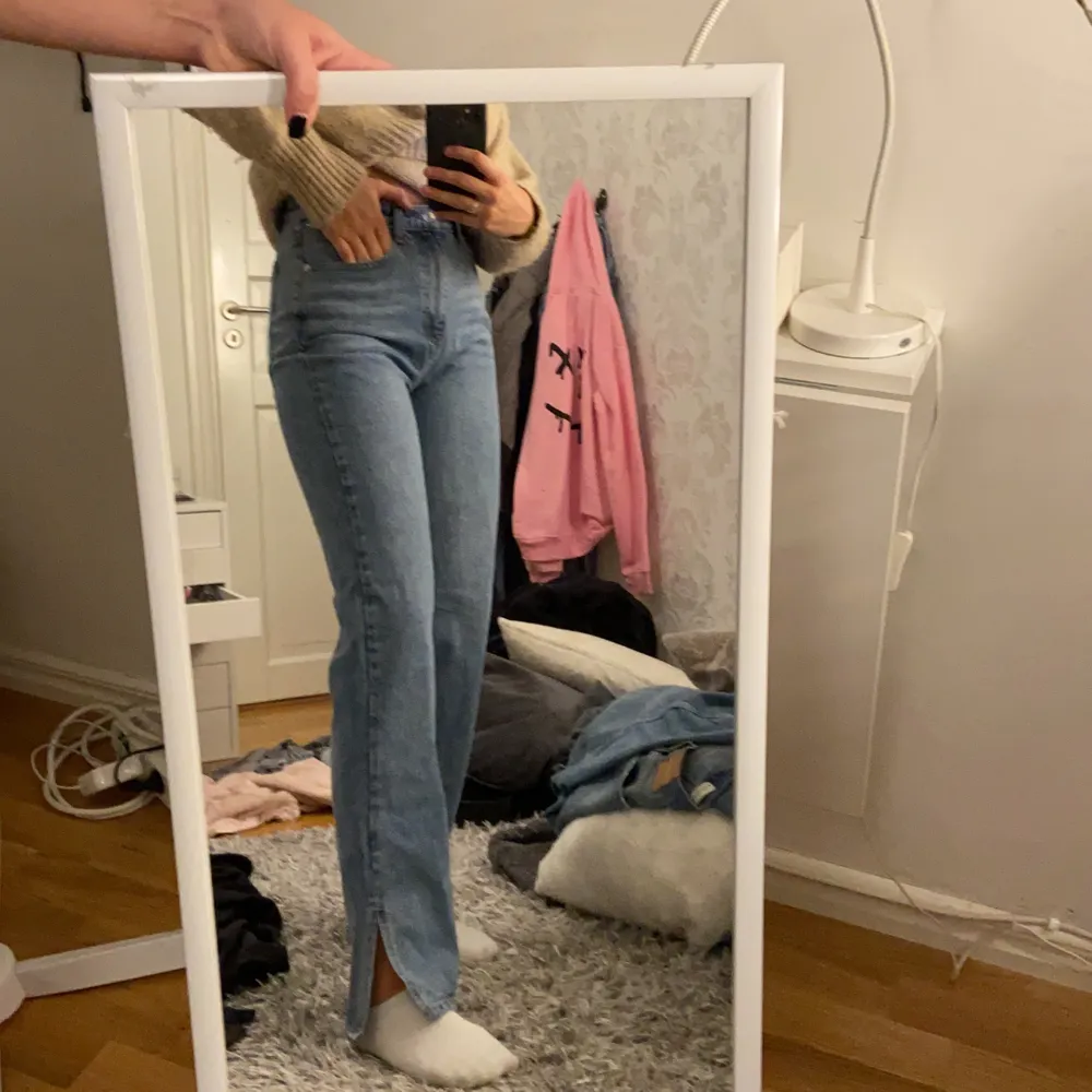 säljer mina supersnygga oanvända (lapp kvar)  jeans från missyempire 💕💕  jag är 178 så de är lite korta på mig passar perfekt på 175 och under! 💕buda i kommentarena ‼️‼️. Jeans & Byxor.