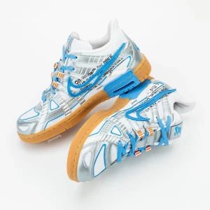 Nike Air Rubber Dunk x Off-White™  - Riktigt feta Nike Air Rubber Dunk x Off-White köpta på SNS. Helt nya och orörda. Storlek 36, US 4 