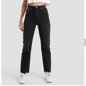 Jeans från nakd - Säljer dessa raka jeans från nakd som är klippta ner till. Använda med i fint skick. Säljes då dom inte kommer till användning längre. Storlek 38 och går till ankeln på mig som är 167. Köpta för 500kr. 