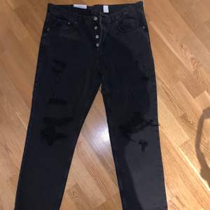 Boyfriend jeans i slitet utseende. Svarta. Oanvända. 