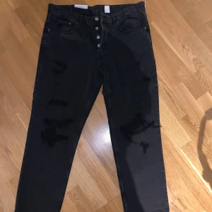 Boyfriend jeans storlek 44 - Boyfriend jeans i slitet utseende. Svarta. Oanvända. 