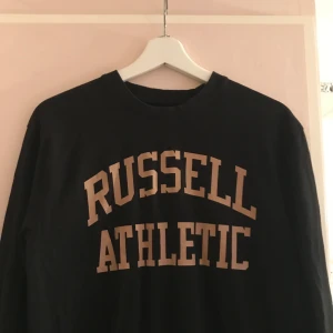 Tröja - Snygg svart tröja/tunnare sweatshirt från Russell Athletic