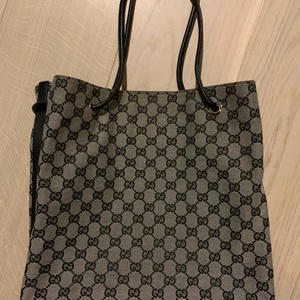 Gucci Tote bag  - denna gucci väska handlade från foxtown i Schweiz för några år sedan, knappt används.  handtag och botten är gjord av läder.  inget kvitto kvar, ingen dammpåse.  om du tvivlar på det.  du kan be myndigheten att identifiera och jag kommer att betala avgiften om resultatet är falskt.