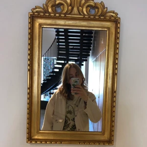 Weekday denim jacket - säljer min fina denim jacka från weekday. den har en harmonisk ljus beige färg. kan mötas upp i växjö eller så står köparen för frakt.😇