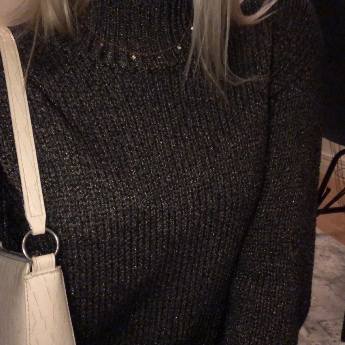 Glittrig tröja med hög krage - 90