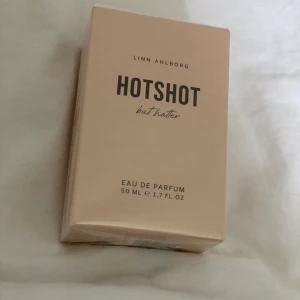 Linn Ahlborgs hotshot but hotter - Linns nya parfym! Säljer då den inte riktigt passade mig i doft! Är flera intresserade så är de bud som gäller 