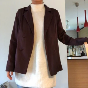 Kavaj - Säljer min fina kavaj från Nelly! Använd Max 3 gånger så den är som ny! Strl 38 i vinröd färg. 🦋