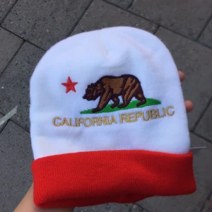 California Republic Mössa - Köp secondhand men aldrig använd av mig! 