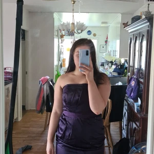 Festklänning  - Fin festklänning som har liten slitning men den är på insidan så de syns inte. Skitfin klänning och den är figursydd 👗