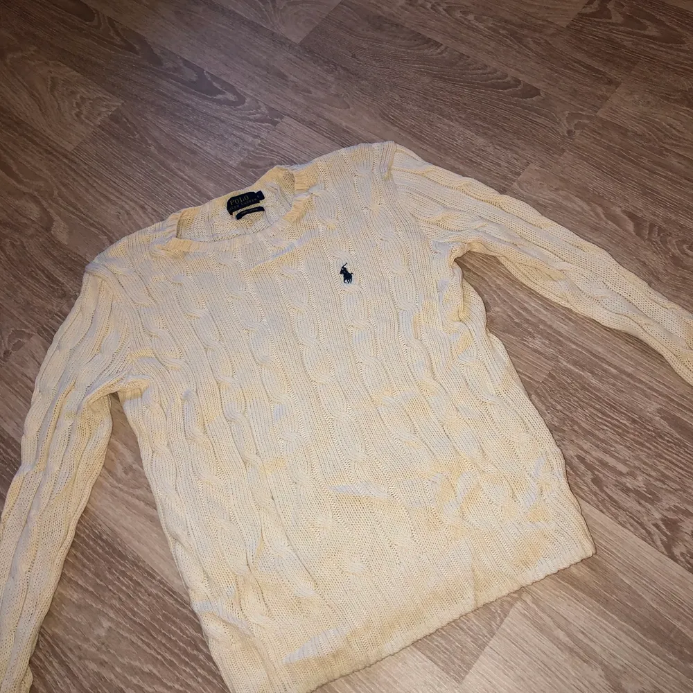 En beige kabelstickad tröja från Polo Ralph Lauren i mycket fint skick! Nypris är ca 1200kr, mitt pris 250kr. Strl S, passar även en XS samt M beroende på önskad passform🌸. Stickat.