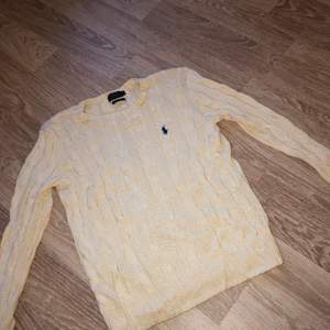 En beige kabelstickad tröja från Polo Ralph Lauren i mycket fint skick! Nypris är ca 1200kr, mitt pris 250kr. Strl S, passar även en XS samt M beroende på önskad passform🌸
