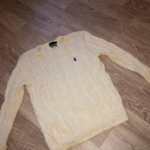 Kabelstickad tröja från Ralph Lauren - En beige kabelstickad tröja från Polo Ralph Lauren i mycket fint skick! Nypris är ca 1200kr, mitt pris 250kr. Strl S, passar även en XS samt M beroende på önskad passform🌸