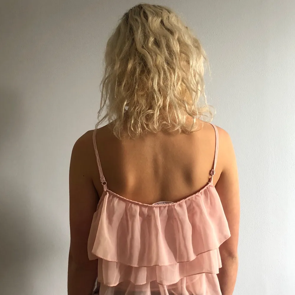 SUPER CUTE baby-pink ruffled crop top!! really gives off those early 2000s vibes💖💖  ~please message me before buying the item~ . Toppar.