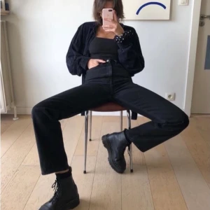 Svarta Weekday byxor Rowe - Säljer mina Weekday byxor för att de är försmå för mig :( Jätte fina och trendiga jeans! Obs lånad bild från Weekdays hemsida 