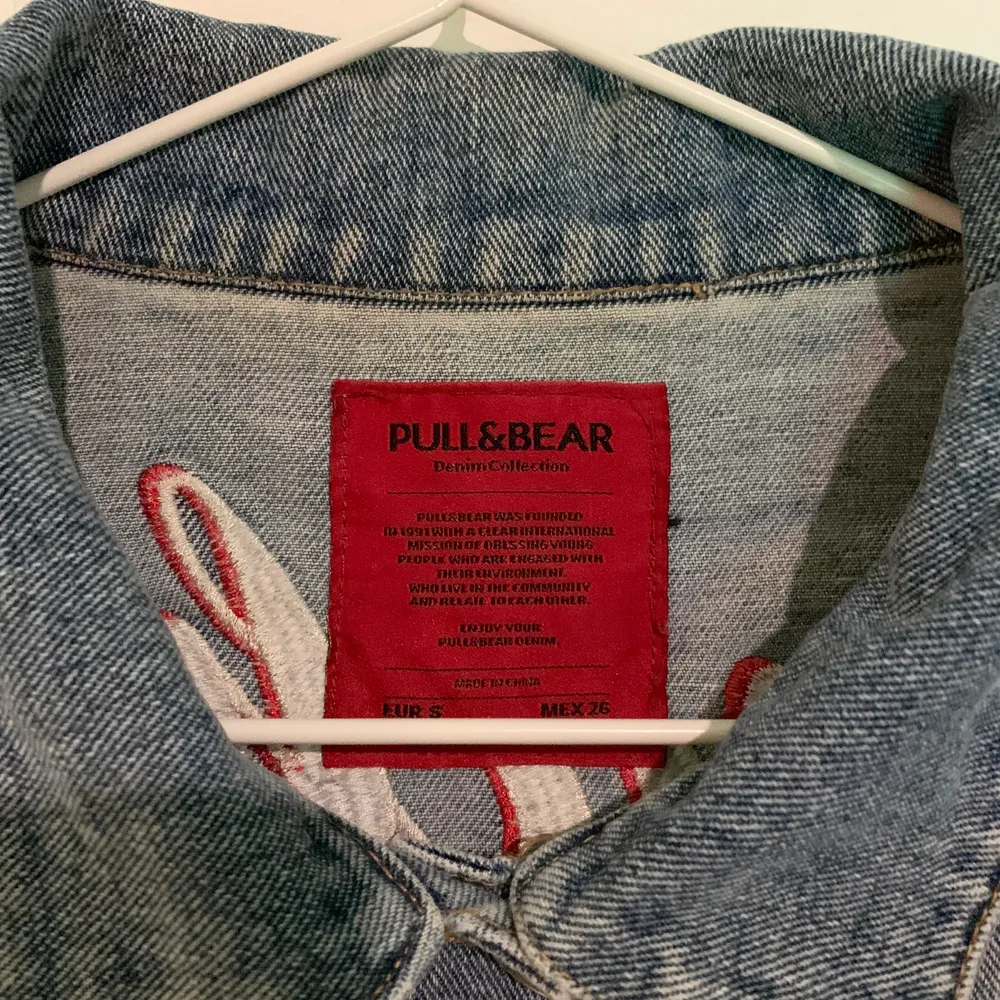 Ursnygg jeans jacka med motiv från Pull&Bear. Knappt använd, bara legat ihopvikt i garderoben. . Jackor.