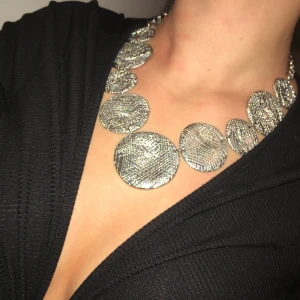 Smycke  - Stort smycke, väger ganska mycket. Snyggt till fest 