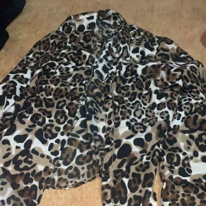 Leopard blus - Leopard blus