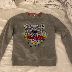 Kenzo tröja - Säljer min kenzo tröja då den blivit för liten för mig. Passare både xs/s. Jättebra skick och jättefin tröja🥰