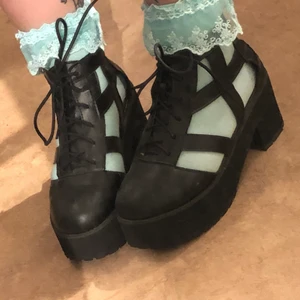 Skor med cutout detaljer - Riktigt snygga skor med fina detaljer, funkar både knyta och dragkedja bak