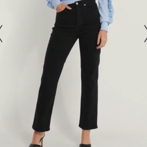 Trendiga jeans NAKD - Trendiga svarta jeans från nakd. Skit snygga! Oanvända med taggarna kvar. Ord pris 399kr mitt pris 250kr ink frakt. 200kr om man möts upp