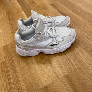 Adidas Falcon, white - Säljer dessa för dom har blivit för små för mig. Små i storleken skulle jag säga. En del slitage, ordinare pris 999:-