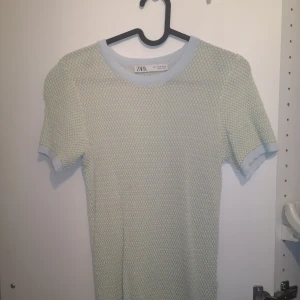 Söt topp från ZARA - Jättesöt topp från ZATA i strl M. Använd fåtal ggr men använd sparsamt. 