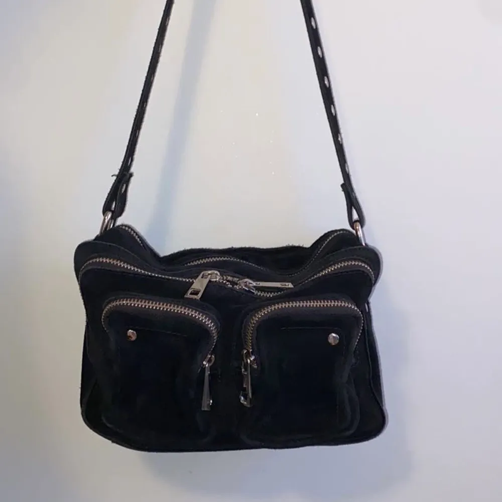 Inte så använd jättefin Nunoo väska i svart köpt från nelly.com🌟 Massor med utrymme så den passar perfekt som vardagsväska🤩🌈Köparen väljer själv mellan icke spårbar frakt för 48kr eller spårbar frakt för 66kr💕. Väskor.