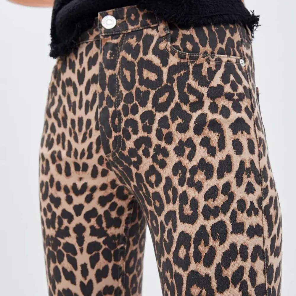 Leopard jeans från zara i stolek 36. Jeans & Byxor.