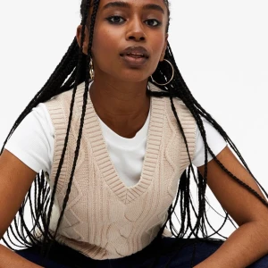 Väst - Intressekoll på min virkade skitsnygga väst i beige från Monki, helt slutsåld! Så fin till hösten, endast provad med lappen kvar! 😍 Storlek xs men stretchig så passar även S/M! Buda i kommentarerna! Bud börjar på 200 🌹